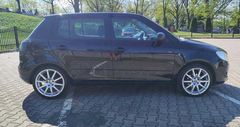 Skoda Fabia cena 16800 przebieg: 162000, rok produkcji 2011 z Sieradz małe 254